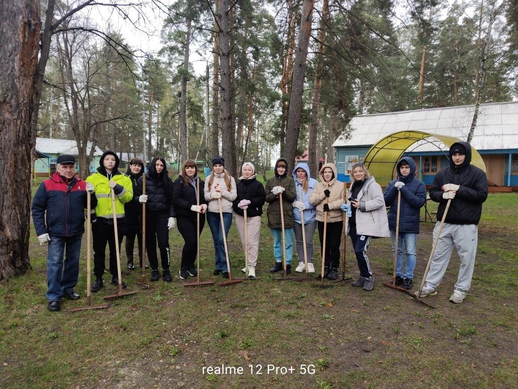 Коллективы образовательных организаций наводят порядок на территории Центра повышения квалификации